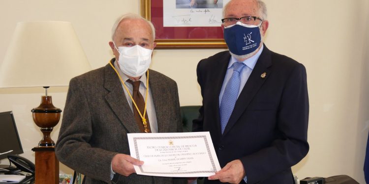 Cruces de Plata del COMCADIZ a los 50 años de colegiación