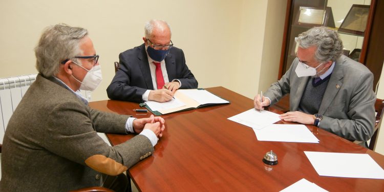 El Colegio de Médicos y el Ateneo suscriben un convenio para promover acciones conjuntas de índole profesional, social, científico y cultural