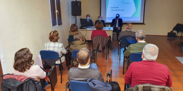 La Asamblea de Colegiados aprueba la liquidación del presupuesto y el balance de situación de 2021 del COMCADIZ
