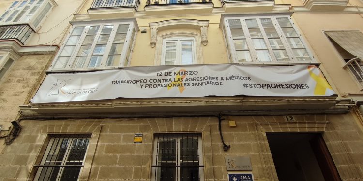 El Colegio de Médicos de Cádiz registró 40 denuncias de colegiados agredidos en 2021