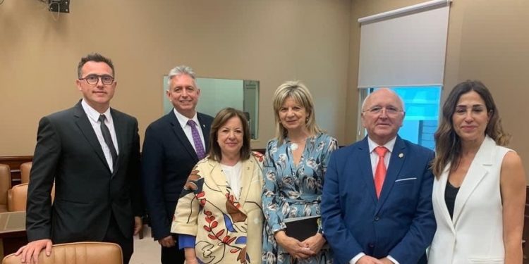 El CACM defiende los intereses de los médicos de privada en el Congreso