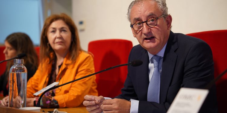 El CGCOM presenta una batería de propuestas ante la falta de adjudicación de plazas MIR