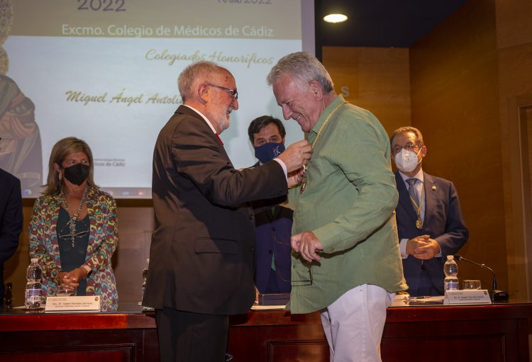 Orden del Perpetuo Socorro: el reconocimiento del COMCADIZ a 50 años de entrega a la profesión
