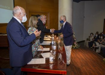 Los nuevos miembros de la Comisión de Deontología reciben las insignias del COMCADIZ