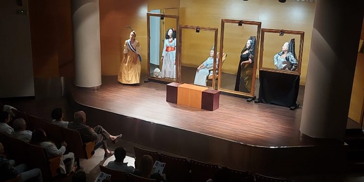 ‘Mujeres con Goya’: Teatro Desconfinado representó en el COMCADIZ secretos a voces de la historia con humor gaditano