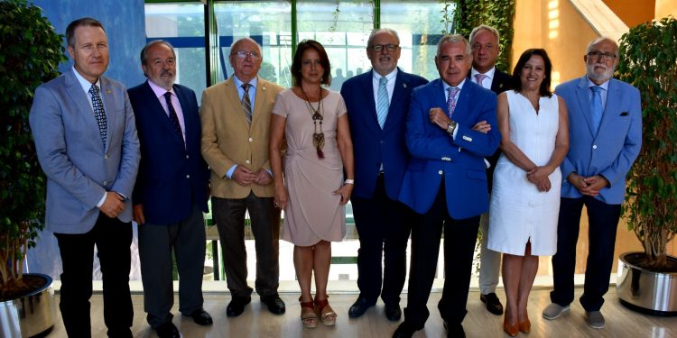 El Pleno de Presidentes del Consejo Andaluz de Colegios de Médicos se reúne con la Consejera de Salud