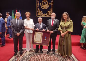 La ciudad de San Fernando distingue al Dr. Juan García Cubillana como modelo de vida dedicada a los demás