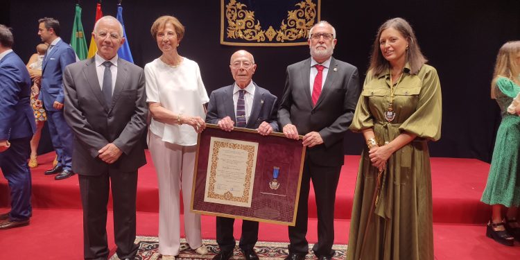 La ciudad de San Fernando distingue al Dr. Juan García Cubillana como modelo de vida dedicada a los demás
