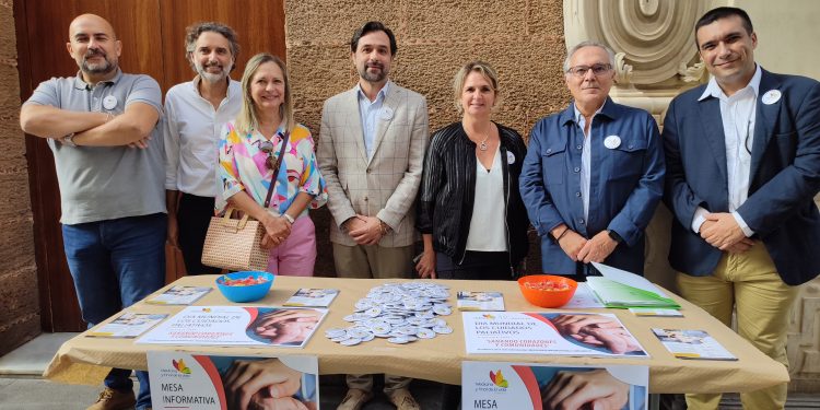 Mesa informativa del Grupo de Trabajo ‘Medicina y Final de la Vida’ y del Colegio de Médicos con motivo del Día Mundial de los Cuidados Paliativos