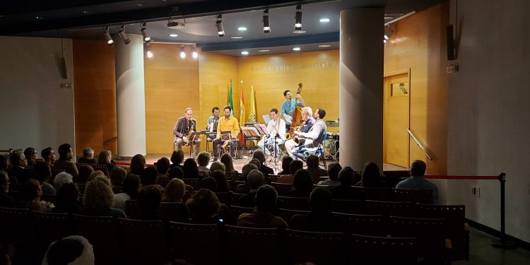 Concierto del COMCADIZ: el pájaro del jazz vuela en el rayo de la Navidad con ‘Wise Guys Octet’