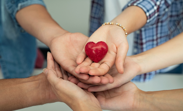 Más de 105 000 médicos y médicas mantienen con su solidaridad la labor de ayuda de la Fundación para la Protección Social de la OMC cada año