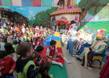 Hijos y nietos de colegiados médicos reciben la visita de los Reyes Magos