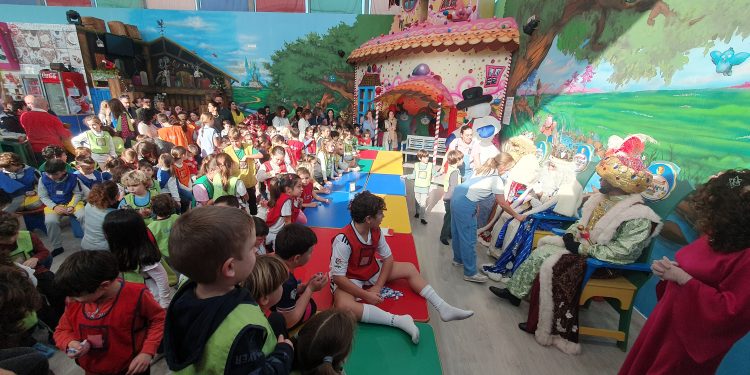 Hijos y nietos de colegiados médicos reciben la visita de los Reyes Magos
