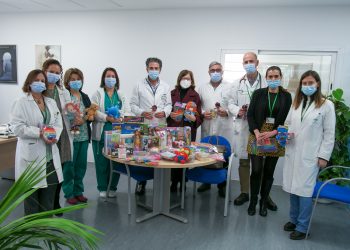 El Colegio de Médicos de Cádiz dona material didáctico y juguetes al Servicio de Pediatría del Hospital de Jerez
