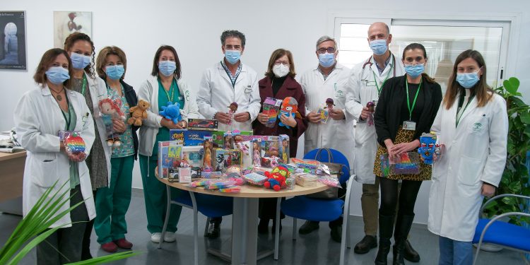 El Colegio de Médicos de Cádiz dona material didáctico y juguetes al Servicio de Pediatría del Hospital de Jerez