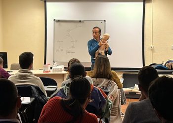 La Escuela de Padres del Colegio de Médicos ha celebrado un taller para enseñar a prevenir atragantamientos en niños