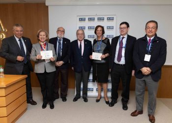 El Colegio de Médicos recibe uno de los Premios Mutualista Solidario 2023 de la Fundación AMA