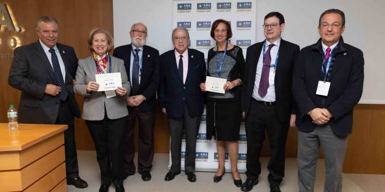 El Colegio de Médicos recibe uno de los Premios Mutualista Solidario 2023 de la Fundación AMA