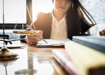 Colegiadas agredidas: defenderse mediante la denuncia