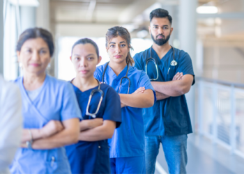 La OMS pide “tomar medidas urgentes” para proteger e invertir en el personal sanitario de todos los países