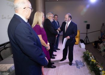 Insignias del COMCADIZ a sus Colegiados Honoríficos