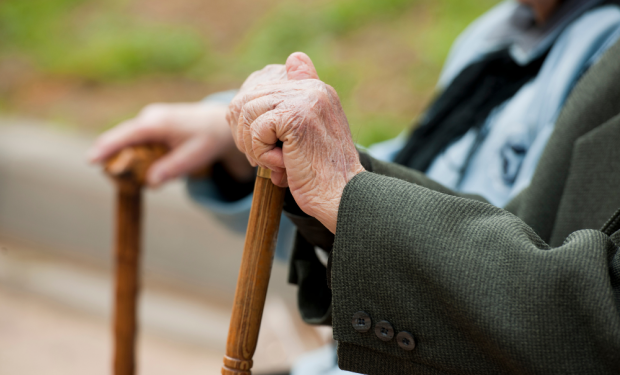 La FPSOMC promueve la dignidad de las personas mayores con ayudas y prestaciones para la #FamiliaMédica sénior