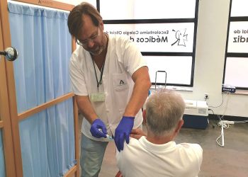 El SAS organiza en la sede del Colegio de Médicos de Cádiz la vacunación contra gripe y Covid-19 para adultos de los centros de salud de Mentidero y La Merced