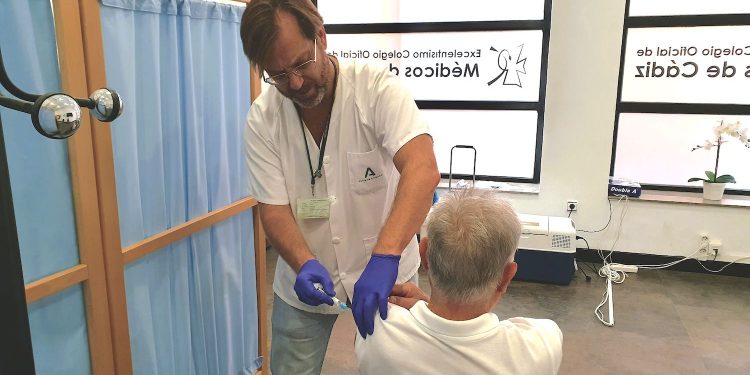 El SAS organiza en la sede del Colegio de Médicos de Cádiz la vacunación contra gripe y Covid-19 para adultos de los centros de salud de Mentidero y La Merced