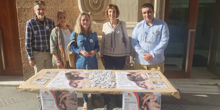 Mesa informativa del Grupo de Trabajo ‘Medicina y Final de la Vida’y del Colegio de Médicos con motivo del Mes de los Cuidados Paliativos