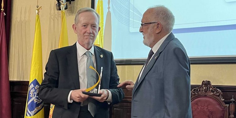 Dr. José Vilches, Premio Medicina Gaditana de Docencia e Investigación: “Un profesor debe medirse por su calidad docente, por su capacidad para transmitir conocimientos y suscitar inquietudes”