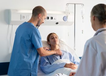 Presencia de ayudante/testigo en consulta ante la exploración a un paciente