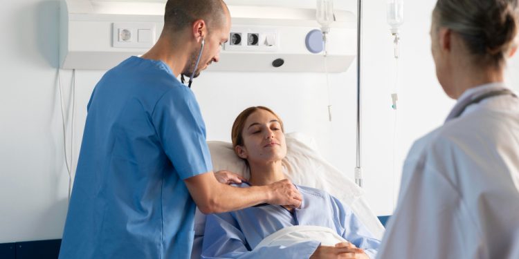 Presencia de ayudante/testigo en consulta ante la exploración a un paciente