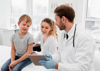 ¿Puede el médico expedir un certificado a un familiar?