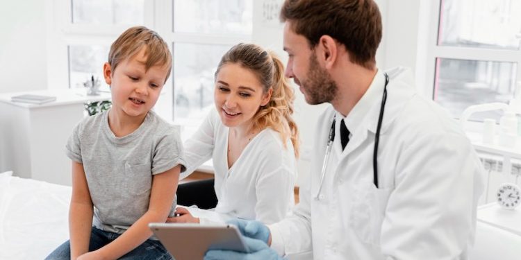 ¿Puede el médico expedir un certificado a un familiar?