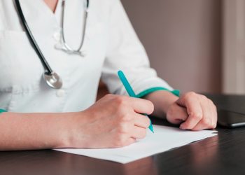 La OMC recuerda que la facultad de prescribir pertenece exclusivamente a médicos, odontólogos y podólogos