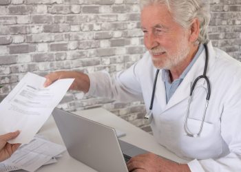 ¿Cuál es el destino de las historias clínicas cuando el médico se jubila?