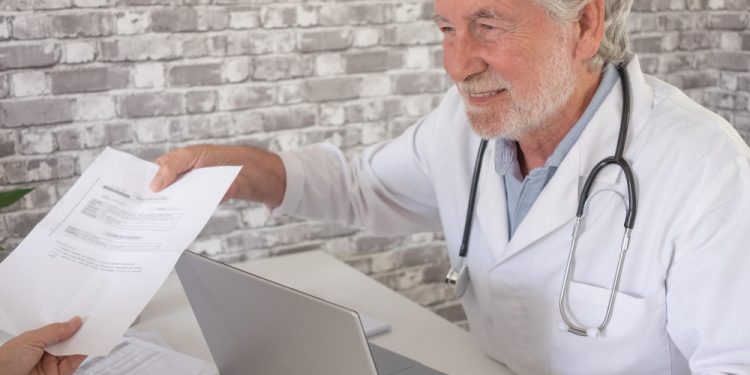 ¿Cuál es el destino de las historias clínicas cuando el médico se jubila?