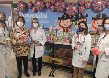 El Colegio de Médicos dona material didáctico y juguetes al Serviciode Pediatría del Hospital Universitario Punta Europa de Algeciras