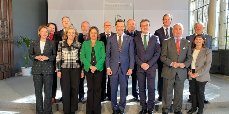 El presidente de la Junta de Andalucía recibe al Consejo Andaluz de Colegios de Médicos