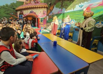 Hijos y nietos de colegiados entregan sus cartasa los Reyes Magos en la fiesta infantil del Colegio de Médicos