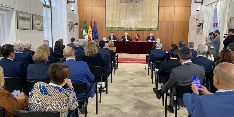 Los médicos llevan el nuevo Código de Deontología al Parlamento de Andalucía