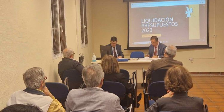 La Asamblea de Colegiados aprueba la liquidación del presupuesto y el balance de situación de 2023 del COMCADIZ