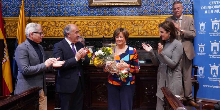 La pediatra Concepción Villaescusa, delegada del COMCADIZ en el Campo de Gibraltar, homenajeada por el Ayuntamiento de Algeciras como “referente y ejemplo en igualdad, emprendimiento femenino y progreso”