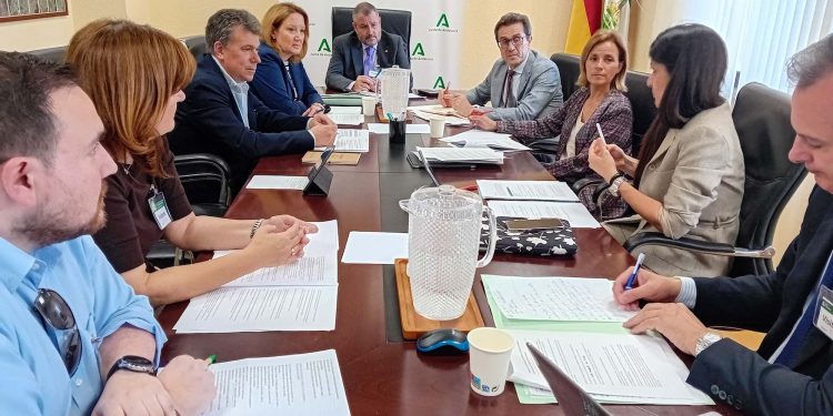 La directora gerente del SAS asume un compromiso de trabajo común con el Foro Andaluz de Médicos de Atención Primaria