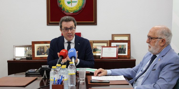 El Consejo Andaluz de Colegios de médicos informa del incremento de médicos activos en Andalucía