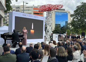 La OMC rinde homenaje a todos los sanitarios por su entrega y sacrificio durante la pandemia bajo ‘El árbol de la vida’