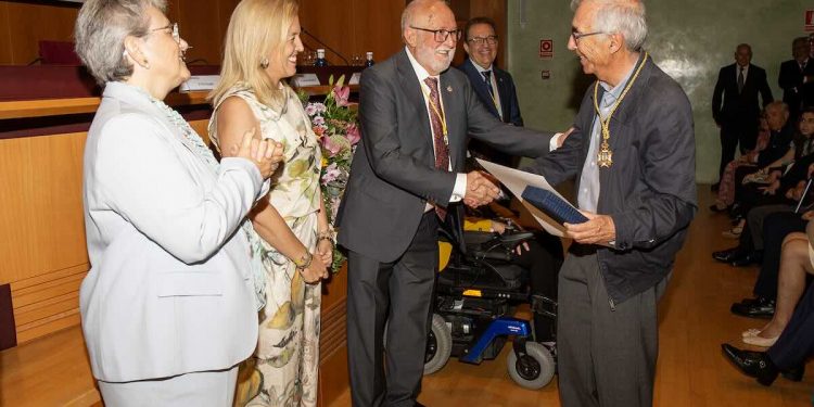 Cruces de Plata a los 50 años de entrega a la profesión