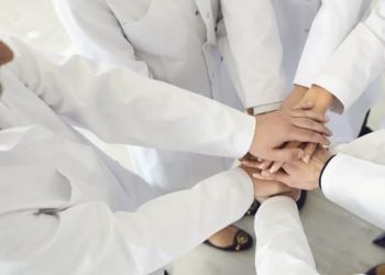 El Colegio de Médicos suscribe un convenio con Meritea, el portal de empleo sanitario, con descuentos del 20% para los colegiados