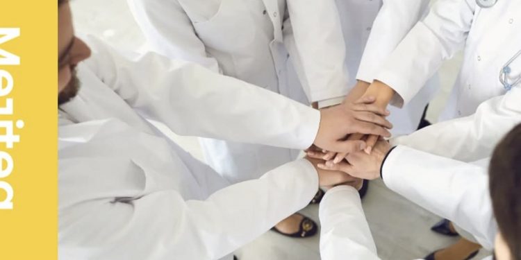 El Colegio de Médicos suscribe un convenio con Meritea, el portal de empleo sanitario, con descuentos del 20% para los colegiados