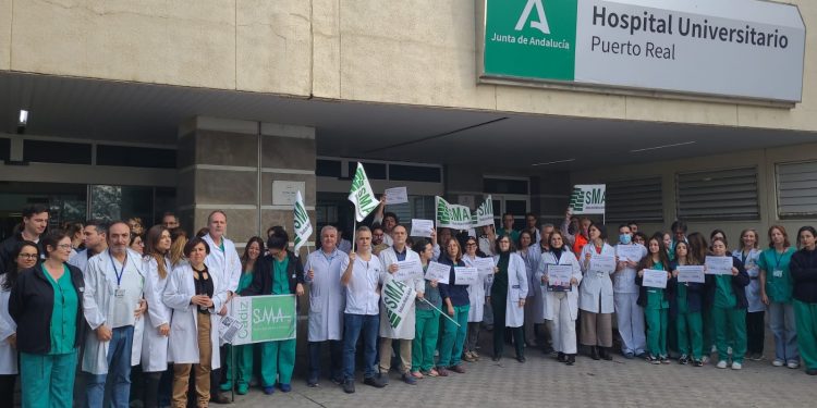 El Colegio de Médicos de Cádiz, presente en las concentraciones de los Hospitales de Jerez y Puerto Real contra la reforma del Estatuto Marco